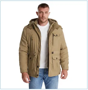 Vista dettagliata di un parka pesante kaki da uomo con cappuccio foderato in pile