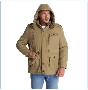 Vista frontale di un parka invernale kaki da uomo pesante con grandi tasche cargo
