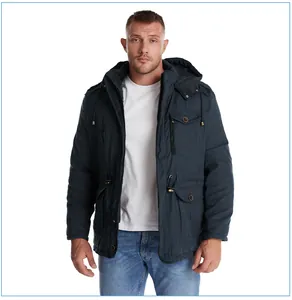 Vista frontale dettagliata di un parka invernale da uomo blu navy con cappuccio e tasche.