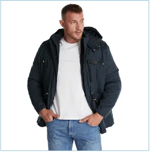 Vista dettagliata di un parka con cappuccio blu navy da uomo con tasche multifunzione