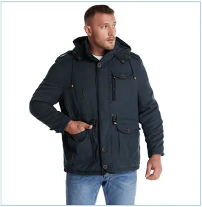 Dettaglio di una giacca utility blu scuro da uomo con cappuccio e tasche multiple