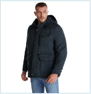 Inquadratura dettagliata di un parka invernale da uomo blu scuro con cappuccio