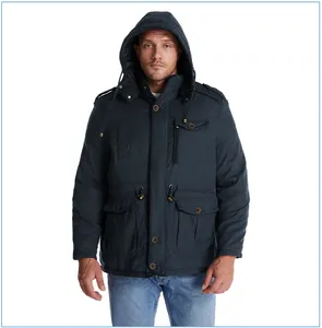 Vista frontale di un parka da uomo blu scuro con cappuccio indossato da un modello.