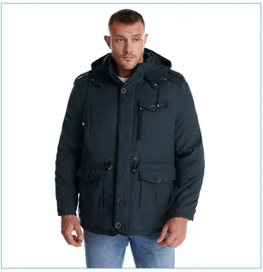 Vista frontale del parka blu da uomo con cappuccio, dettagli delle tasche e vestibilità