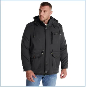 Dettaglio di un parka da uomo nero, di media lunghezza, ispessito con cappuccio e multitasche