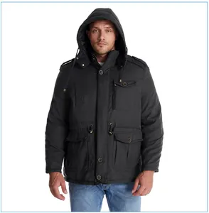 Modello maschile caucasico con giacca nera con cappuccio e tasche multiple medie