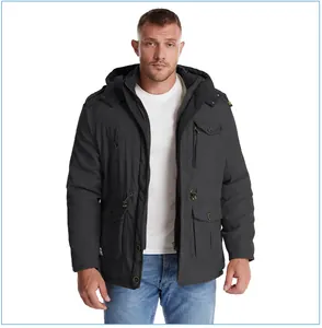 Vista frontale del parka da uomo con cappuccio, fodera in pile e tasche multiple