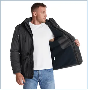 Dettaglio della fodera in sherpa pesante all'interno del cappotto invernale da uomo.