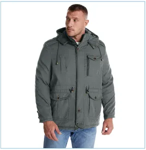 Vista completa del parka da uomo con cappuccio e tasche multiuso in grigio scuro.