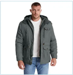 Giacca grigia pesante da uomo con cappuccio e tasche funzionali, stile parka invernale.