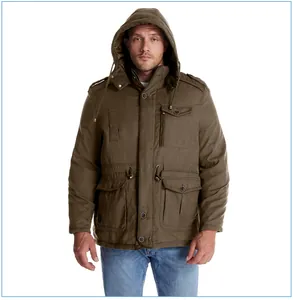 Vista dettagliata del parka militare da uomo verde oliva con cappuccio e tasche