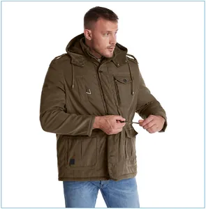 Dettaglio della giacca invernale militare da uomo con cappuccio e tasche multiple