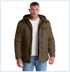 Dettaglio del cappotto pesante da uomo verde oliva con cappuccio e fodera in pile