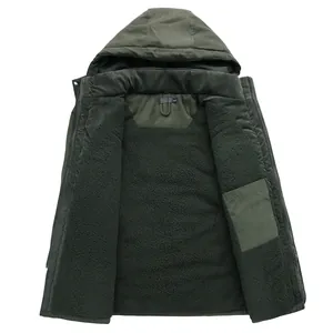 Giacca da uomo con cappuccio verde oliva dotata di calda e morbida fodera in sherpa