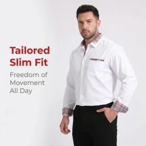 Chemise blanche cintrée pour homme avec détails à carreaux au col et aux poignets.