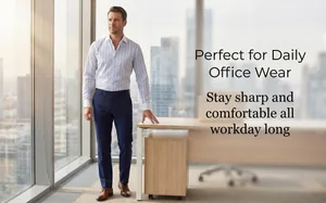 Uomo professionale con camicia a righe e colletto Windsor in un ufficio moderno