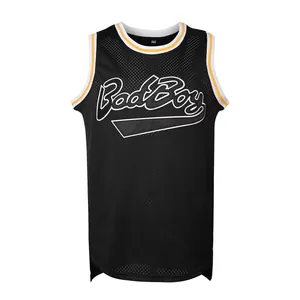 Dettaglio di maglia da basket in mesh nero con testo BadBoy ricamato sul davanti