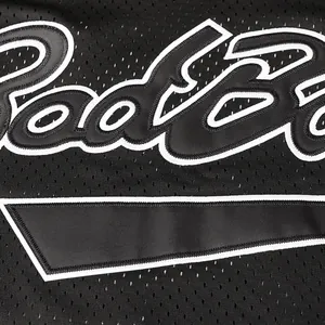 Primo piano dei dettagli del ricamo di alta qualità su una maglia da basket in rete