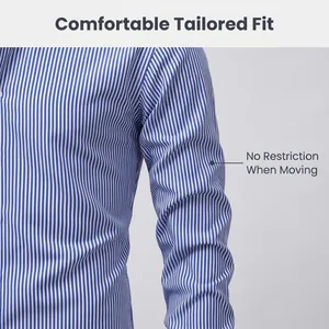 Gros plan d'une chemise rayée bleue pour hommes montrant une coupe ajustée.
