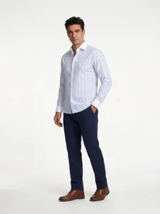 Vista di un uomo con camicia a maniche lunghe a righe bianche e blu e colletto Windsor