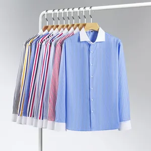Assortimento di camicie a righe a maniche lunghe da uomo con colletti Windsor bianchi