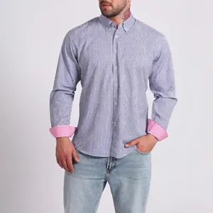 Lässiges blaues Gingham-Langarmhemd für Herren mit kontrastierenden rosa Manschetten