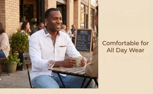 Gros plan d'un homme portant une chemise blanche à col et poignets à carreaux dans un café.