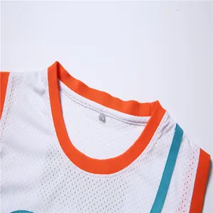 Détail du col d'un maillot de basket en maille blanche avec bordures orange et bleu sarcelle