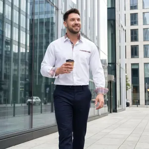 Gros plan d'une chemise blanche pour homme avec contraste à carreaux sur le col et les poignets