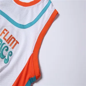 Détail de la broderie du maillot de basket Flint Tropics sur tissu en maille respirant blanc