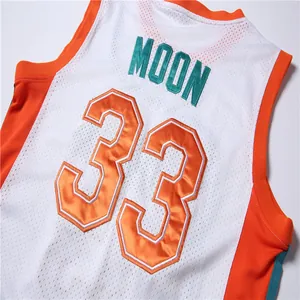 Détail montrant la broderie MOON 33 sur un maillot de basket-ball professionnel en maille