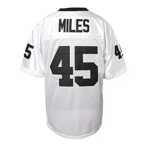 Vista posterior detallada de una camiseta de fútbol americano retro blanca con MILES 45
