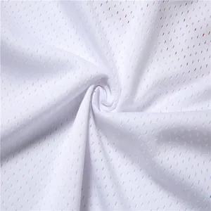Gros plan sur la texture de maille blanche respirante pour un maillot de basket sport