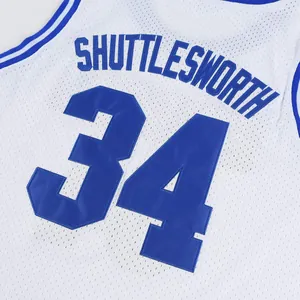 Detailansicht des weißen Retro-Basketball-Trikots mit blau bestickter Nummer 34.