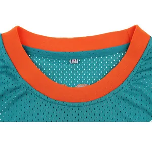 Détail du maillot de basket sarcelle avec col côtelé orange et tissu en maille respirant
