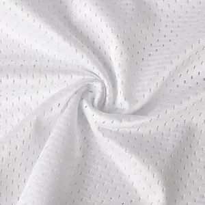 Detalle macro que muestra la textura del tejido de malla blanca de una camiseta deportiva