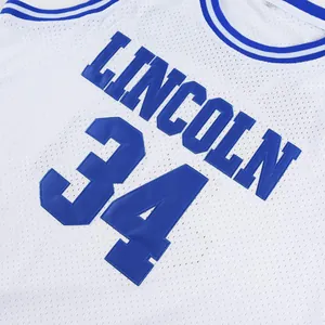 Nahaufnahme eines weißen Retro-Basketballtrikots 34 Lincoln mit blauer Stickerei