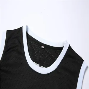 Dettaglio ravvicinato dello scollo di una maglia da basket in rete nera con bordo bianco a coste.