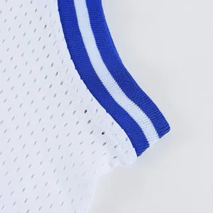 Nahaufnahme des atmungsaktiven weißen Mesh-Basketballtrikots mit blau gestreiftem Rippbund