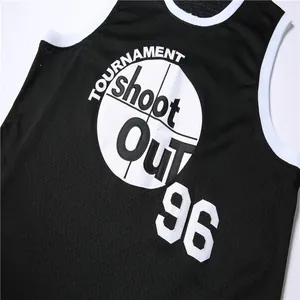 Dettaglio del logo ricamato su una maglia da basket nera in stile hip hop vintage