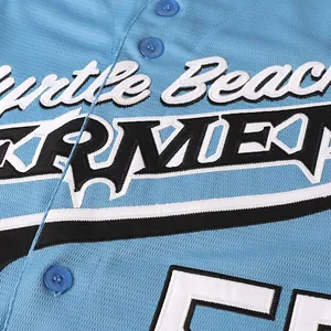 Primo piano dettagliato del ricamo su tessuto a rete azzurro di una maglia da baseball
