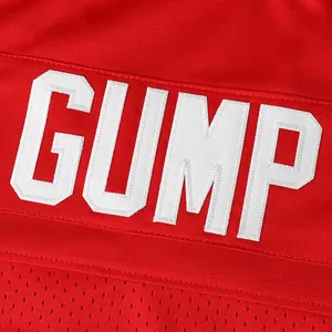 Dettaglio ravvicinato del ricamo bianco GUMP su una maglia da football rossa in mesh
