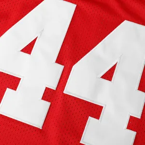 Vista macro del numero 44 ricamato in bianco su una maglia da football retrò rossa