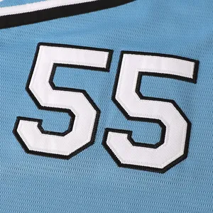 Dettaglio ravvicinato del numero 55 ricamato in bianco su una maglia da baseball blu.