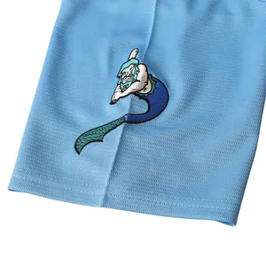 Dettaglio del ricamo di un tritone su una maglia da baseball in mesh blu