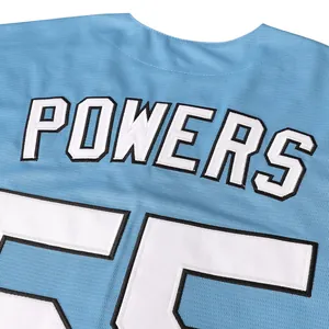 Primo piano del numero 55 ricamato sulla maglia da baseball Powers blu