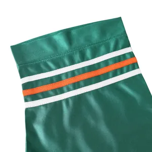 Makro-Detailansicht des grünen Mesh-American-Football-Trikots mit weißen und orangen Streifen.