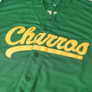 Detail eines grünen Baseballtrikots mit gelber Charros-Stickerei auf atmungsaktivem Mesh