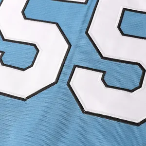 Dettaglio ricamo bianco e nero numero 55 su maglia da baseball in tessuto mesh azzurro