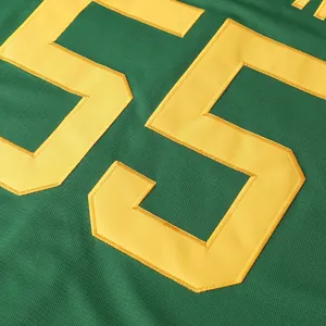 Detailaufnahme der gelben Stickerei Nummer 55 auf grünem Baseballtrikot-Mesh